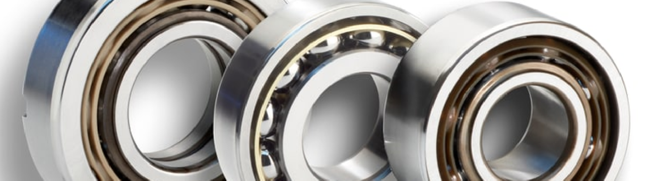 Base oil properties for long grease life in bearings