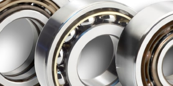 Base oil properties for long grease life in bearings