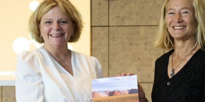 Minister Adriaansens receives knowledge agenda on critical raw materials