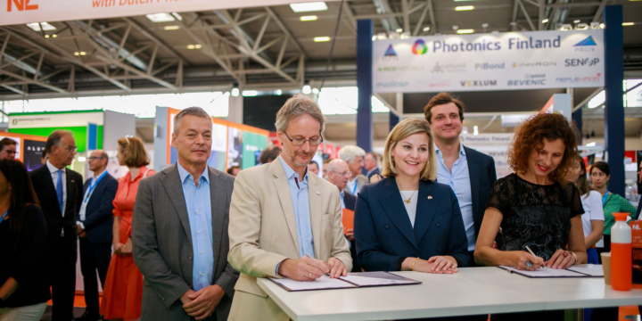 Minister Liesje Schreinemacher visits the Holland High Tech Pavilion at the largest Photonics Event in Europe
