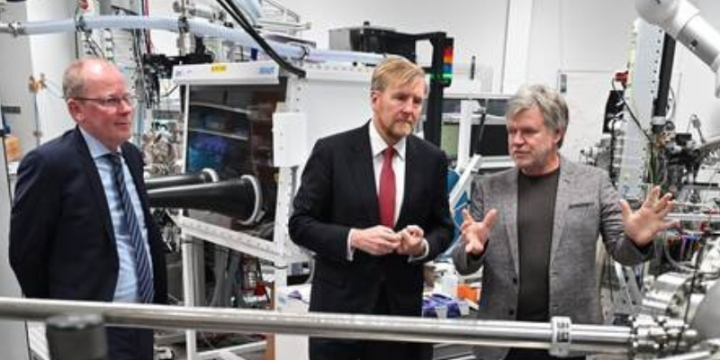 King's working visit to MESA+ Nanolab University of Twente