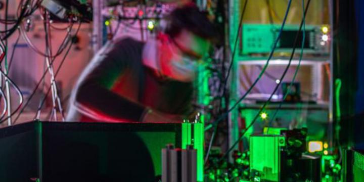 Delftse onderzoekers teleporteren informatie over rudimentair quantumnetwerk